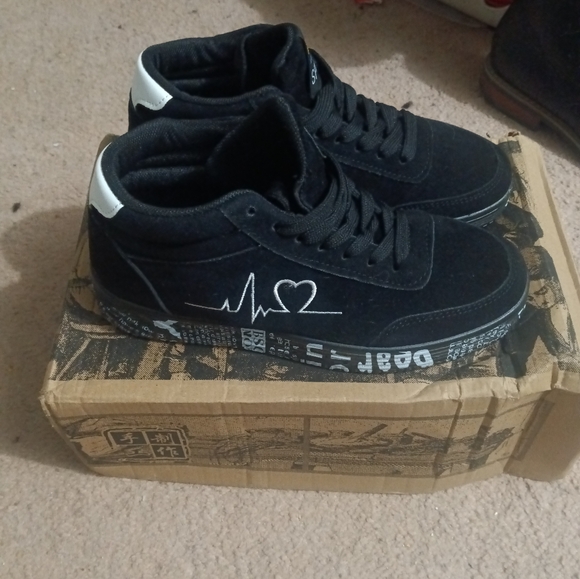 Brand new tennis shoes. Size 51/2 they are blk an white never been worn. Selling - Picture 4 of 6